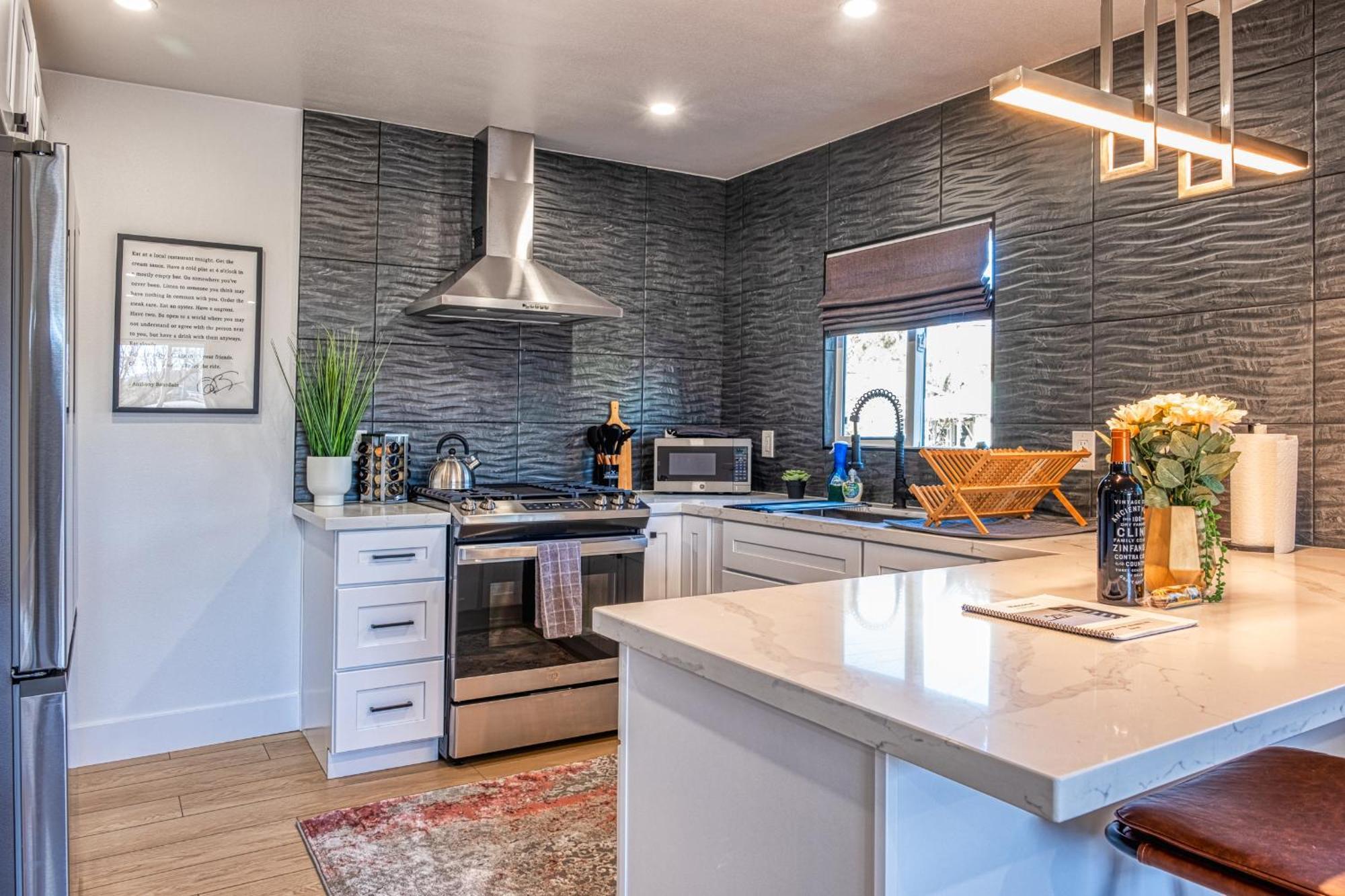 Modern Living Steps From Downtown Apartment *